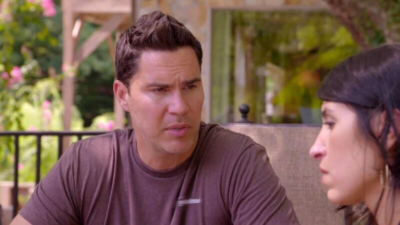 Die Immobilienexperten erwerben ein Objekt in der Kleinstadt Decatur, Georgia, doch es liegt in einer etwas heruntergekommenen Gegend mit veralteten Farmhäusern und Landwirtschaftsbetrieben aus Backstein. Um in dieser unattraktiven Ecke mit ihrem Neuerwerb trotzdem Profit zu machen, müssen sie das Haus innen komplett renovieren und modernisieren und durch ein cleveres Umstyling dafür sorgen, dass die Fassade aus der Nachbarschaft heraussticht. – Bild: Tanja Bachetzky /​ HGTV