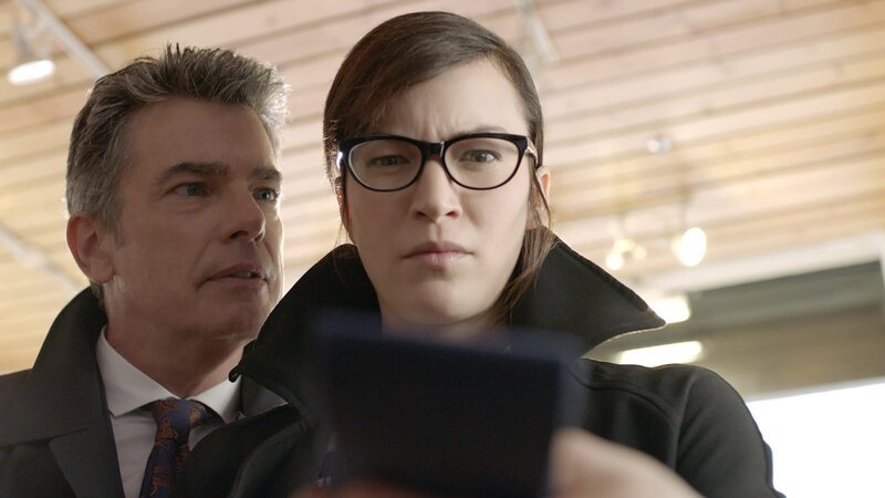 Joel Greenberg (Peter Gallagher, l.); Liz (Britt Lower, r.) – Bild: ATV2