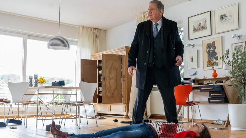Der Staatsanwalt findet die ermordete Verlobte eines alten Freundes: Rainer Hunold als Bernd Reuther, Janina Rudenska als Nathalie Kremp – Bild: SRF/​ZDF/​Andrea Enderlein