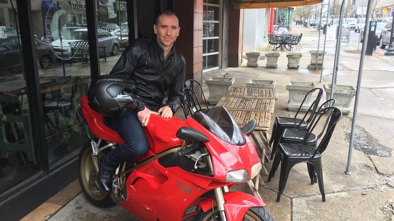 Alessandro Acquisti, Ph.D., Professor für Informationstechnologie und öffentliche Politik am Heinz College der Carnegie Mellon University, sitzt auf seinem Motorrad. – Bild: Discovery Communications