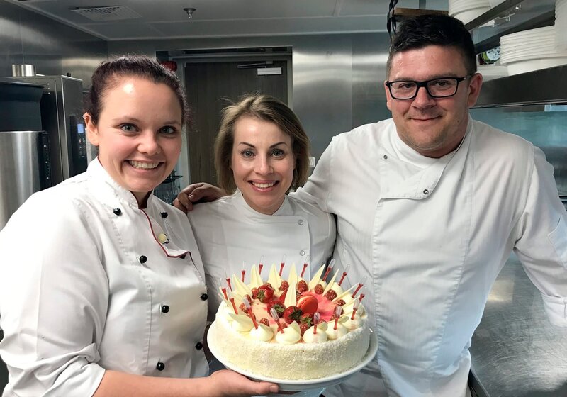 Jungköchin Steffi Gehrlein und Pâtissière Nadja Manerva bereiten das große Erdbeer-Event vor. Sie präsentieren ihre Erdbeertorte zusammen mit Küchenchef Marcus Kirchgäßner. – Bild: BR/​Bewegte Zeiten Filmproduktion/​Conny Schulze