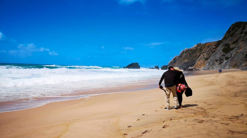 Bernd und Cecilia verbringen den letzten Tag der Reise im Nationalpark Sintra am Atlantik. – Bild: BR/​Bewegte Zeiten Filmproduktion/​Andrea Wörle