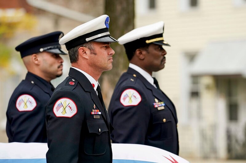 Chicago Fire Staffel 7, Folge 7 An der Abdankung: Joe Minoso als Joe Cruz, Taylor Kinney als Kelly Severide, Eamonn Walker als Chief Wallace Boden. – Bild: NBCUniversal Media, LLC