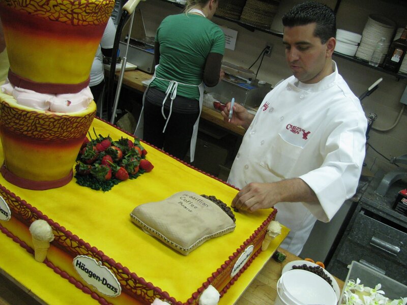 Buddy adds coffee beans to the HD Cake – Bild: TLC