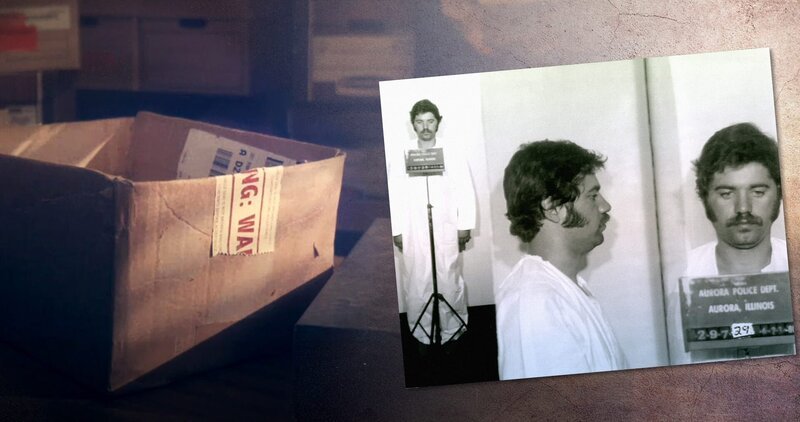 Eine Pappbox, in der Bilder von Toten gefunden wurden. – Bild: ZDFinfo
