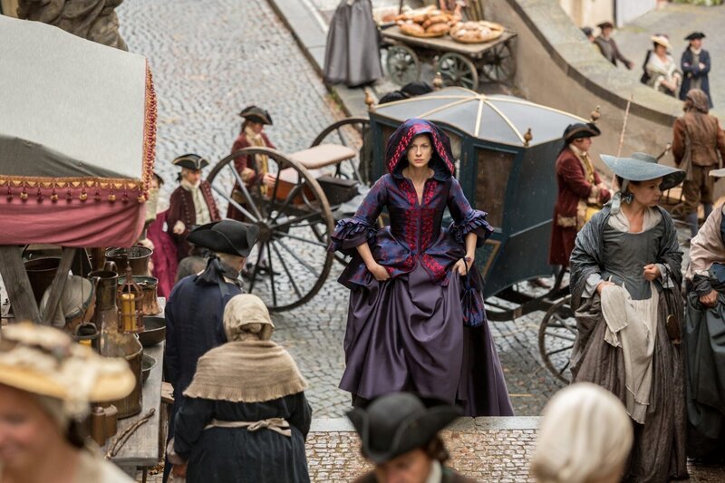 Caitriona Balfe (Claire Randall Fraser). – Bild: Ed Miller /​ Sony /​ Die Verwendung ist nur bei redaktioneller Berichterstattung im Rahmen einer Programmankündigung ab 2 Monate vor der ersten Auss /​ © 2016 Sony Pictures Television Inc. All Rights Reserved.