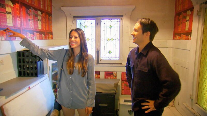 Ein Ehepaar aus Südkalifornien möchte eine Familie gründen und sucht dafür das erste Eigentum. Raquel mag Altbauten mit Backsteinen oder Säulen – Michael ist Kalifornier und steht deshalb auf den Craftsman-Stil mit klassischer Holzfassade und einer Erdgeschossebene. Einig sind sie sich im Interior: Innen soll es rustikal werden, mit Vintage-Details. – Bild: HGTV