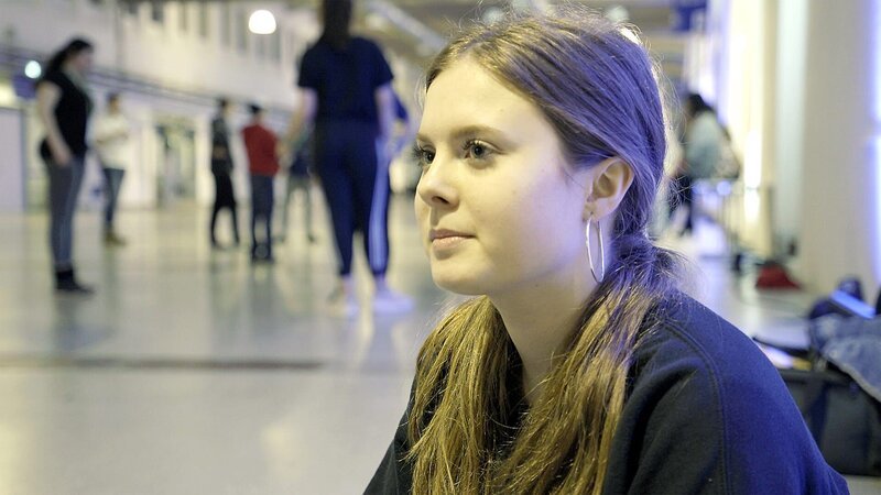 Julia ist Mischas große Schwester und tanzt Hip Hop. Sie hilft ihm, beim Song Contest die richtigen Moves auf die Bühne zu bringen. – Bild: Radio Bremen /​ Klaus Kurth