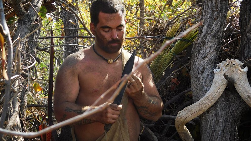 Seth stares at the knife. – Bild: Discovery Channel