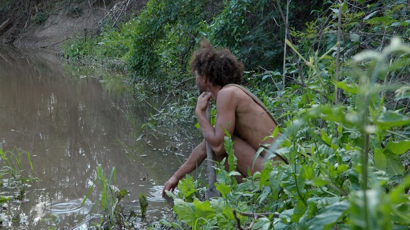Der Teilnehmer sitzt am Fluss. – Bild: Discovery Channel
