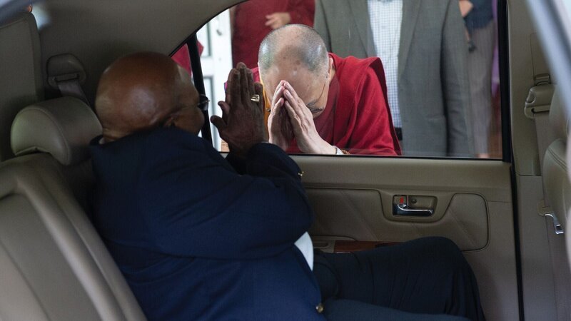 Erzbischof Desmond Tutu (l.) und der Dalai Lama Die Verwendung des sendungsbezogenen Materials ist nur mit dem Hinweis und Verlinkung auf RTL+ gestattet. – Bild: RTL / (c) Tenzin Choejor Erzbischof Desmond Tutu (l.) und der Dalai Lama Die Verwendung des sendungsbezogenen Materials ist nur mit dem Hinweis und Verlinkung auf RTL+ gestattet. – Bild: RTL / (c) Tenzin Choejor
