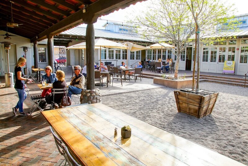 Restaurants auf dem Markt „Mercado San Agustin“ in Tucson, Arizona. – Bild: ORF/​Warner/​The Travel Channel