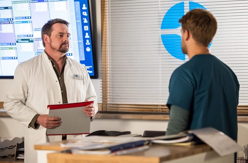 Dr. Marc Lindner (Christian Beermann, l.) macht sich Sorgen um seinen Assistenzarzt Mikko Rantala (Luan Gummich, r). – Bild: ARD/​Saxonia Media/​Michael Kremer