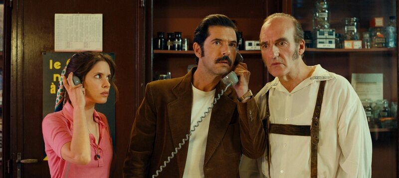 L – R: Véra Clouseau (Daphné Patakia), Didier Mathure (Melvil Poupaud), Michel Vuillermoz (Michel Vuillermoz) – Bild: Montebello Productions
