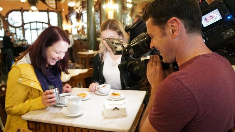 Im Café Majestic in Porto essen Hotelpraktikantin Alina Meinhard und Jungköchin Steffi Gehrlein Pasteis de Nata. Die Törtchen sind typisch für Portugal. Im Café Majestic hatte Joanne K. Rowling die ersten Ideen für die Harry Potter Bücher. – Bild: Bewegte Zeiten Filmproduktion GmbH/​BR/​Deborah Stoeckle