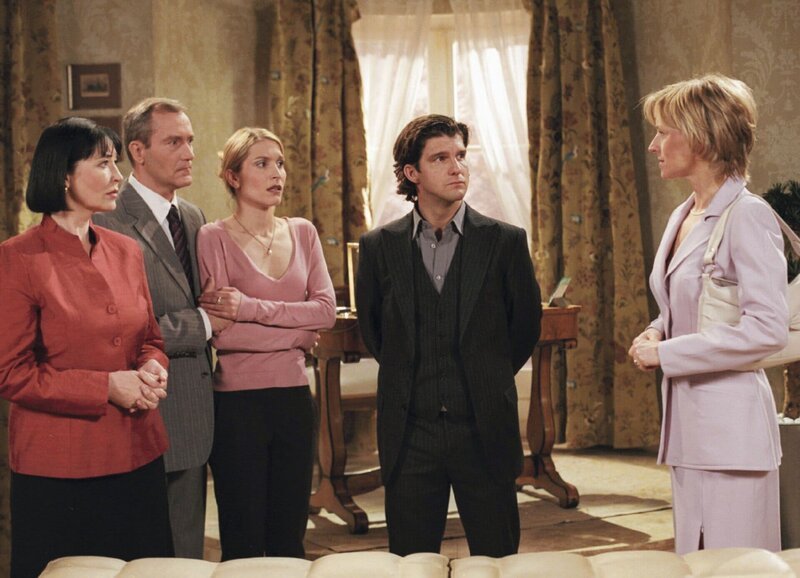 Wege zum Glück Kapitel 341 Staffel 1, Episode 341 Helena überbringt den van Weydens die Nachricht, dass Max van Weyden noch am Leben ist: Isa Jank als Annabelle, Peter Zimmermann als Richard, Mareile B. Moeller als Viktoria, Jens P. Nünemann als Hagen, Silke Matthias als Helena – Bild: SRF/​ZDF