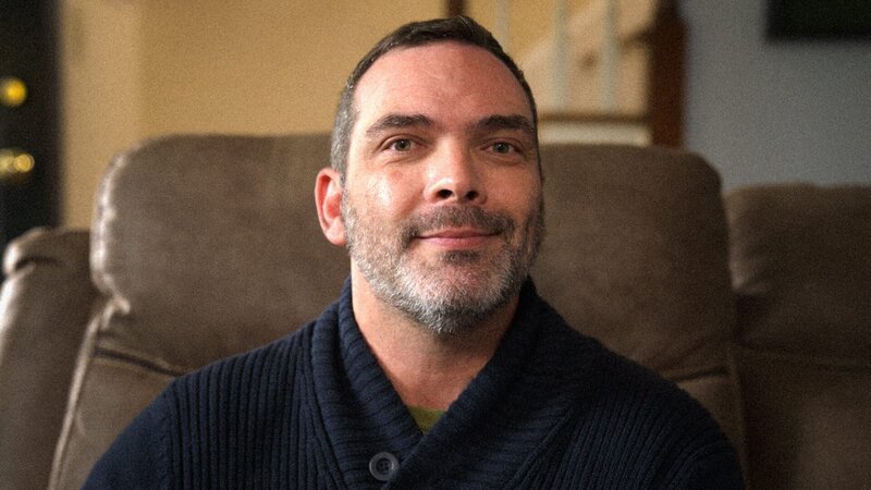 Medium Shot Michael Barnettt in a chair – Bild: Warner Bros. Discovery, Inc. or its subsidiaries and affiliates.