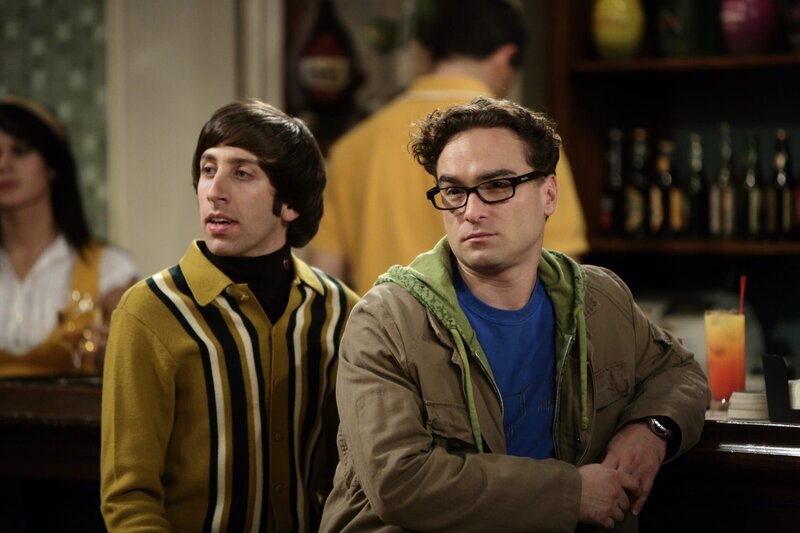 Beobachten gespannt das Date zwischen Raj und Lalita: Leonard (Johnny Galecki, r.) und Howard (Simon Helberg, l.) … – Bild: Warner Bros. Television Lizenzbild frei
