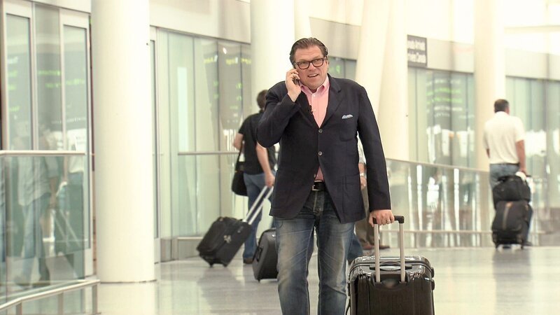 Michael Schade am Flughafen. – Bild: ORF/​pre tv