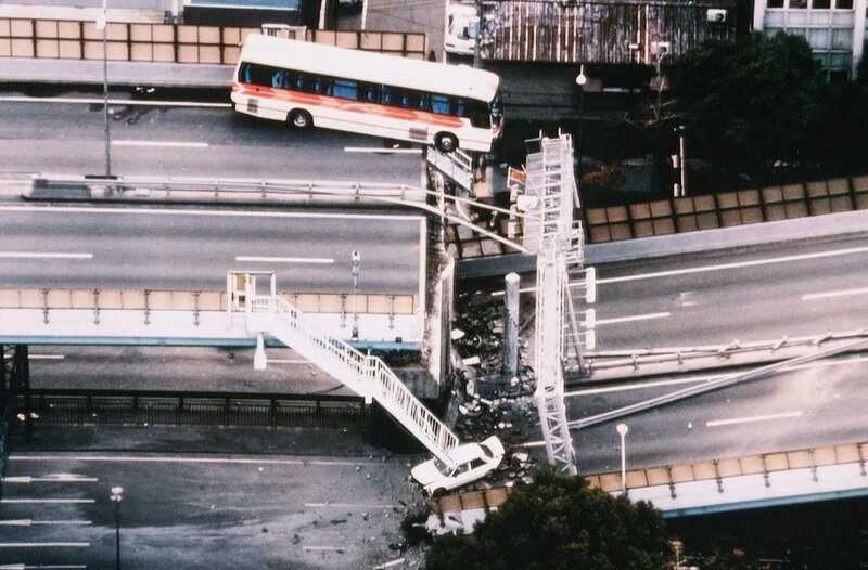 17 Jan 1995, Kobe, Honshu, Japan --- A VIOLENT EARTHQUAKE DESTROYS THE TOWN OF KOBE --- Image by © FRIDAY C/​O IMPERIAL PRESS/​CORBIS SYGMA – Bild: Copyright © The National Geographic Channel.