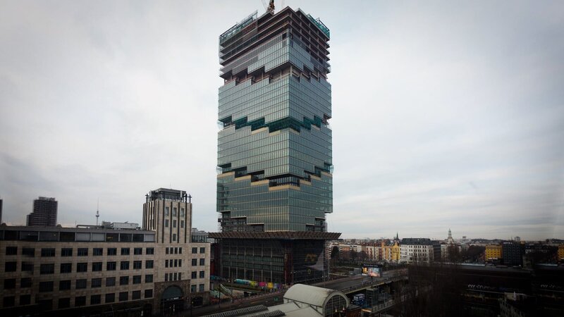Noch ist der Büroturm im Bau. – Bild: WeltN24 GmbH/​Terminal D Medienproduktion GmbH