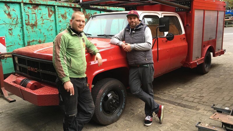 Basti (l.) – Bild: Warner Bros. Discovery