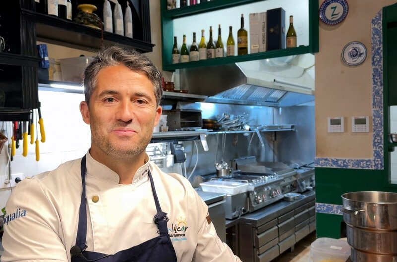 Der Koch Jaime Guardiola bietet in verschiedenen Bars eine Verkostung von Tapas an. – Bild: Elephant Doc