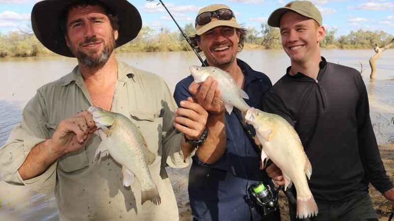 Andreas und sein Sohn Tobi sind nach Down Under zurückgekehrt, um in Longreach Mats Geburtstag zu feiern. – Bild: DISCOVERY DEUTSCHLAND