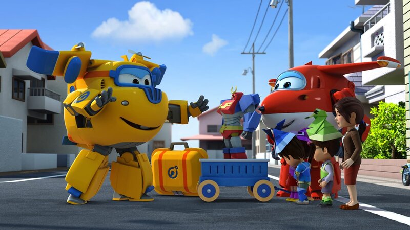 Donnie und Jett helfen den Kindern mit der großen Papierfigur. – Bild: KiKA/​FunnyFlux/​QianQi/​EBS/​CJ E&M