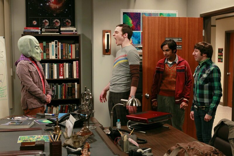 Es ist Halloween: Howard (Simon Helberg, r.), Raj (Kunal Nayyar, 2.v.r.) und Leonard (Johnny Galecki, l.) spielen Sheldon (Jim Parsons, 2.v.l.) einen Streich, bei dem er nicht nur in Ohnmacht fällt, sondern sich auch in die Hose macht. Doch Rache ist süß … – Bild: Warner Bros. Television Lizenzbild frei Es ist Halloween: Howard (Simon Helberg, r.), Raj (Kunal Nayyar, 2.v.r.) und Leonard (Johnny Galecki, l.) spielen Sheldon (Jim Parsons, 2.v.l.) einen Streich, bei dem er nicht nur in Ohnmacht fällt, sondern sich auch in die Hose macht. Doch Rache ist süß … – Bild: Warner Bros. Television Lizenzbild frei