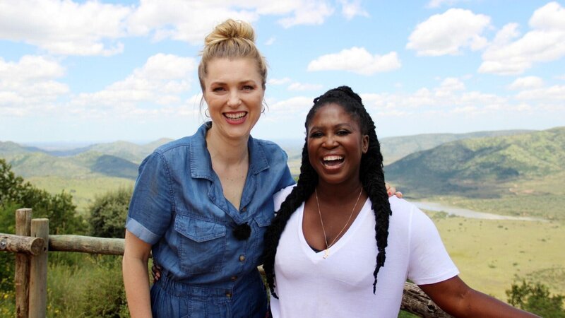 Anni Dunkelmann (l.) und Motsi Mabuse. Die Verwendung des sendungsbezogenen Materials ist nur mit dem Hinweis und Verlinkung auf RTL+ gestattet. – Bild: RTL /​ VOXTours
