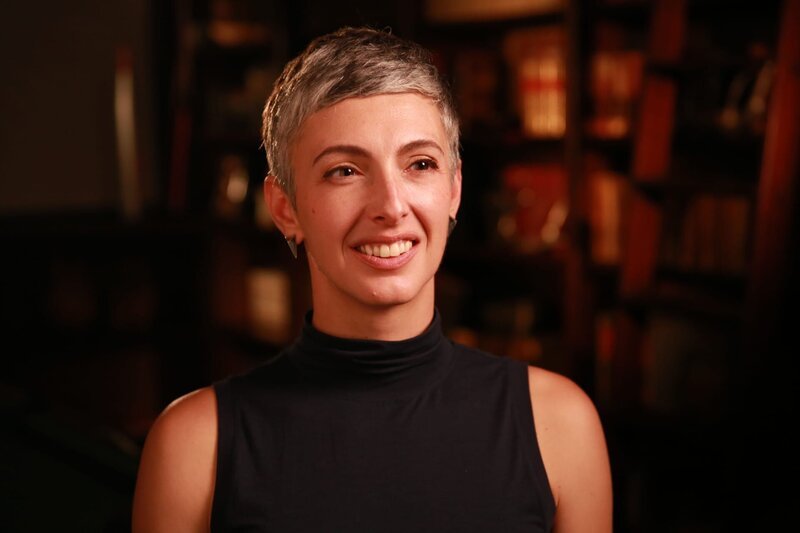 Interview mit Nina Lanza. – Bild: Pioneer Film & Television Productions /​ Discovery Communications LLC