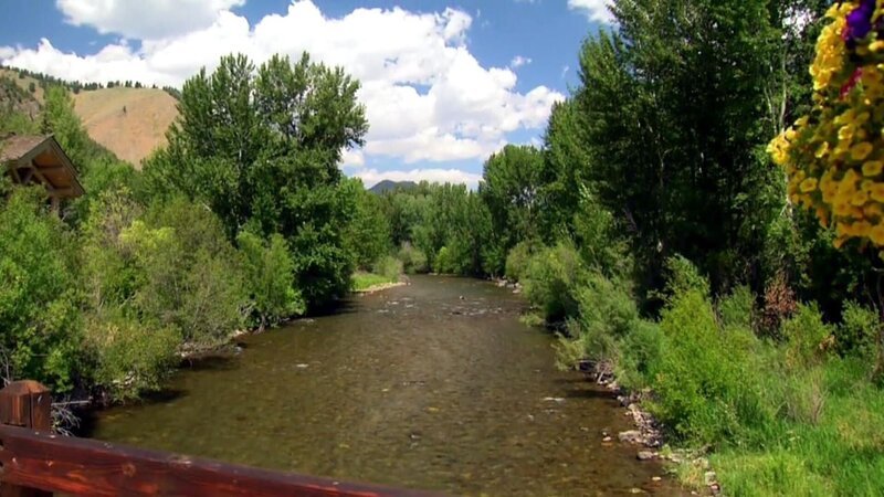 Los Angeles war jahrelang Cory und Kathryn Chalmers Heimatstadt, doch inzwischen haben die beiden genug von der kalifornischen Metropole und wollen Lärm, Stress und Verkehrsstau gegen wildromantische Bergwelt und frische Luft tauschen. Sun Valley in Idaho ist das Ziel ihrer Träume. Hier haben sie im Bald Mountain-Gebiet hervorragende Alpinsportmöglichkeiten, außerdem ist die Gegend ideal zum Bergsteigen, Radfahren und Reiten. – Bild: Tanja Bachetzky /​ HGTV