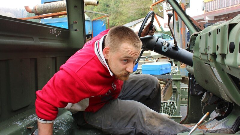 „Morlock Motors“ mechanic. – Bild: DMAX