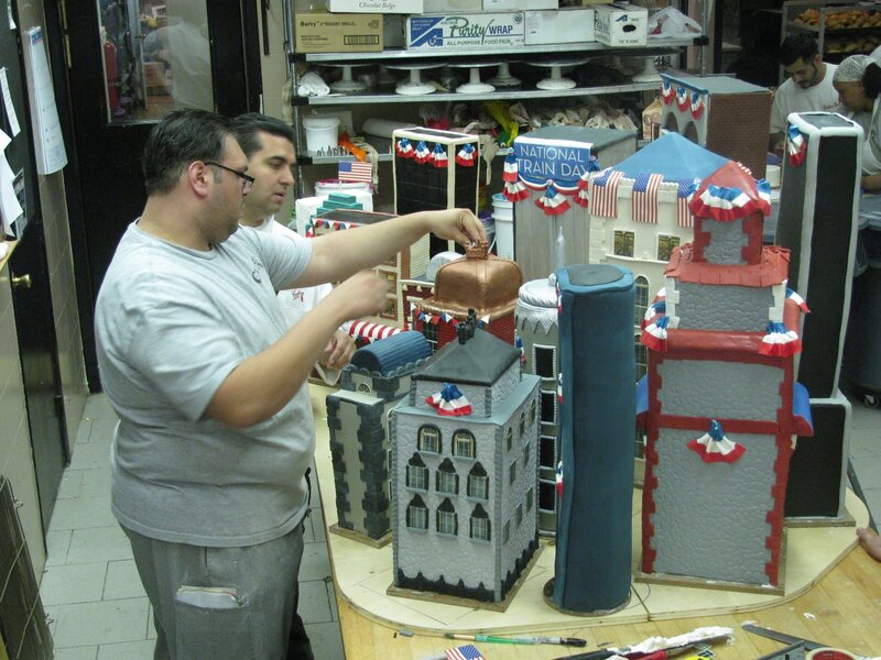 Frankie & Buddy add finishing touches to the Train Cake – Bild: TLC