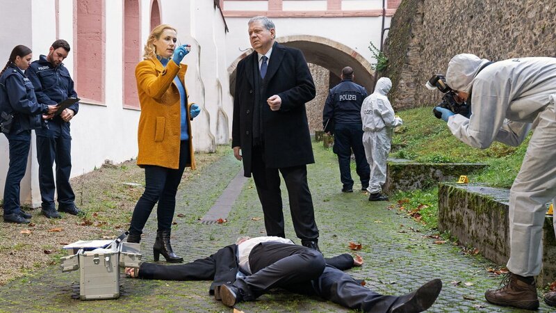 Untersuchung am Tatort (mitte, l-r): Astrid Posner als Judith Engel, Richard Gonlag als Noah Jansen, Rainer Hunold als Bernd Reuther – Bild: SRF/​ZDF/​Andrea Enderlein