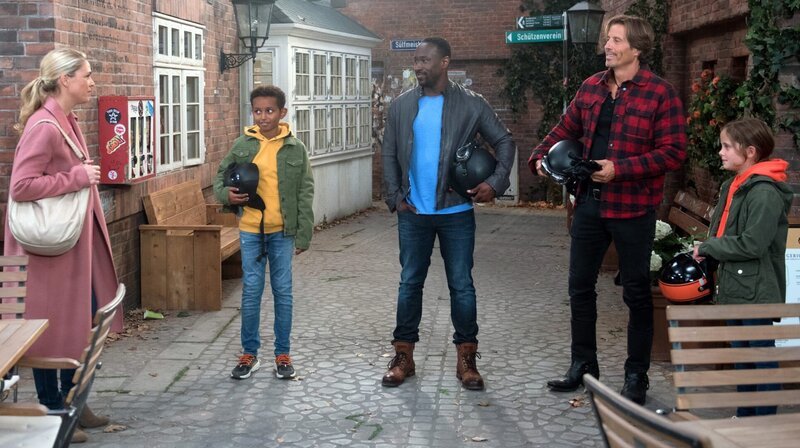 Britta (Jelena Mitschke, l.) fällt aus allen Wolken, als ihr klar wird, dass Ben (Hakim Michael Meziani, r.) und Lilly sich mit Hendrik (Jerry Kwarteng, M.) und Joe angefreundet haben. – Bild: ARD/​Nicole Manthey