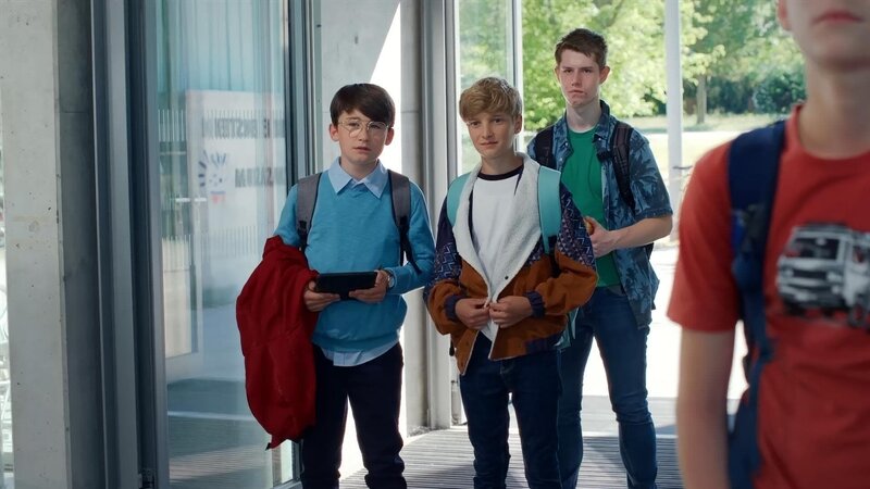 Casper (Jakob Engel, li.) und Mikka (Jona Kirchner, re.) arbeiten am liebsten zu zweit, das gilt auch für das neue Zukunftsmodul. – Bild: MDR/​Saxonia Media