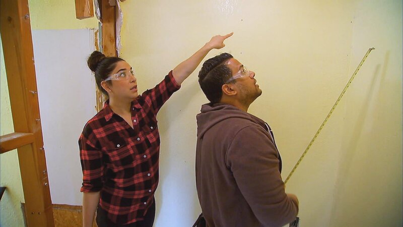 Charindra und Monica haben Familienzuwachs bekommen und die fünfköpfige Familie braucht mehr Platz. Das Paar möchte in der Nähe von Glendora bleiben, weil dort die Eltern von beiden leben. Alles weitere muss noch verhandelt werden, denn den beiden schweben unterschiedliche Stile vor. Ganz weit oben auf der Wunschliste steht jedoch eine offene Küche für die ganze Familie, ein Homeoffice sowie ein großer Garten für ihre Kinder. Die Renovierung stellt die Geduld und den Geldbeutel der beiden auf die Probe. Kann ihr Innenarchitekt die Wünsche der Familie trotzdem erfüllen? – Bild: HGTV