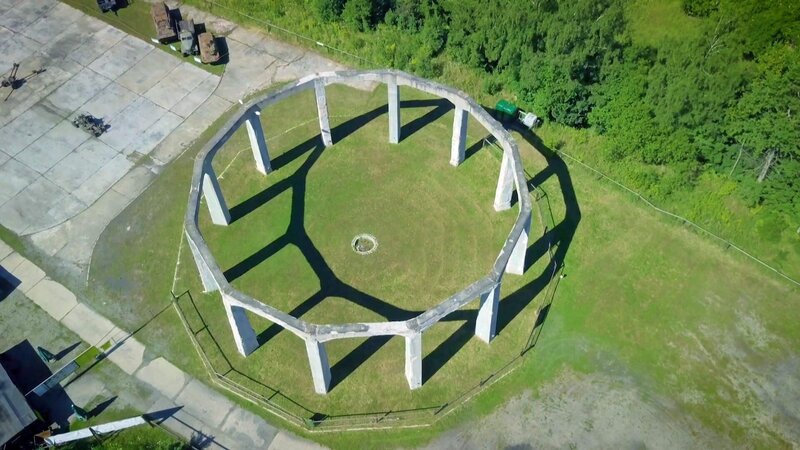 Dieses runde Gebilde aus Stein Im Südwesten Polens nahe der tschechischen Grenze ist bekannt als „The Henge“. – Bild: N24 Doku