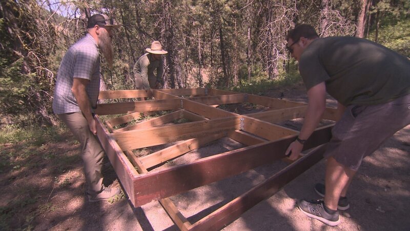 L-R: Matt, Cayden und Justin bauen ein Gerüst im Wald. – Bild: ALL3MEDIA AMERICA, INC. /​ Discovery Communications, LLC
