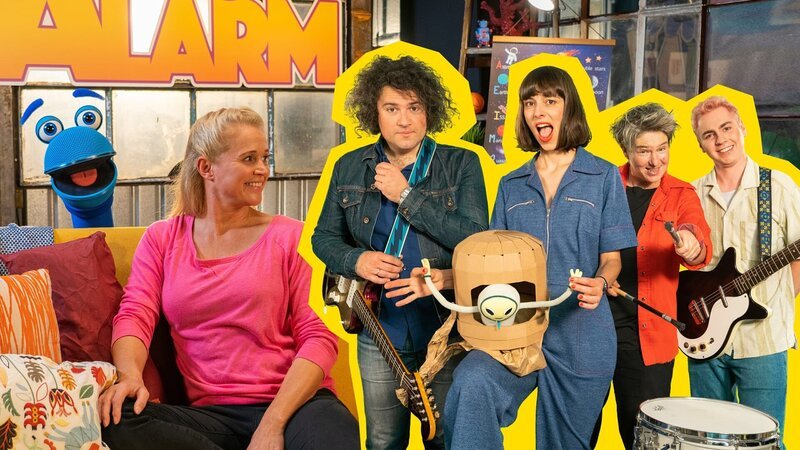 Das SingDing kennt sich super mit Sternbildern aus. Und Gorilla Club mit ihrem Song „Von hier oben“ gehen mit Singa und dem SingDing auf Planetenreise durch das Sonnensystem. – Bild: ZDF/​Tim Bornemann