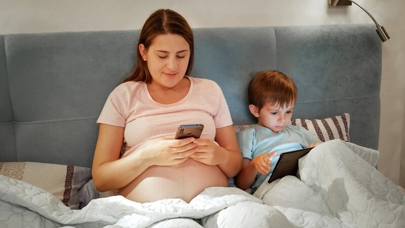 Gerade abends sind Smartphones und Co nicht förderlich, was Bindung und Schlaf angehen. – Bild: Kyrylo Ryzhov, Colourbox.de
