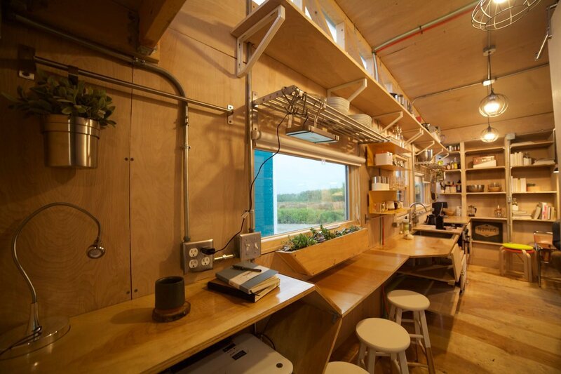 Working in his idea of movement to his tiny house, Davis Richardson created one long bar that includes a desk for his laptop, a place to eat, counter space and a pantry way at the end as seen on Tiny House, Big Living. – Bild: 2016,DIY Network/​Scripps Networks, LLC. All Rights Reserved