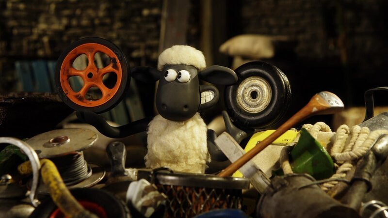 Altes Gerümpel bringt Shaun auf die besten Ideen. – Bild: WDR/​Aardman Animation Ltd./​BBC