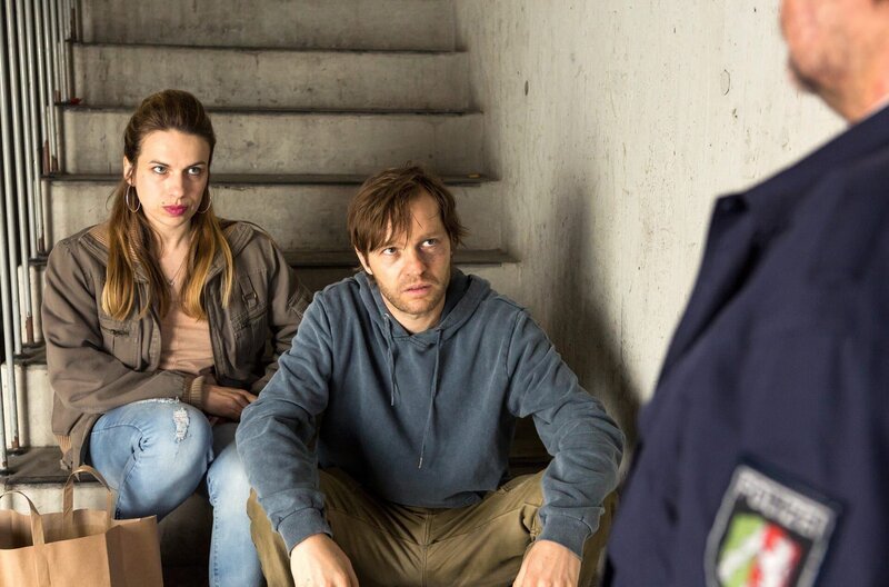 Hat Jessicas (Teresa Zschnernig, l.) Freund Markus Franke (Ben Artmann, 2.v.l.) Stefan Buhl aus Eifersucht umgebracht?. – Bild: ARD/​Kai Schulz