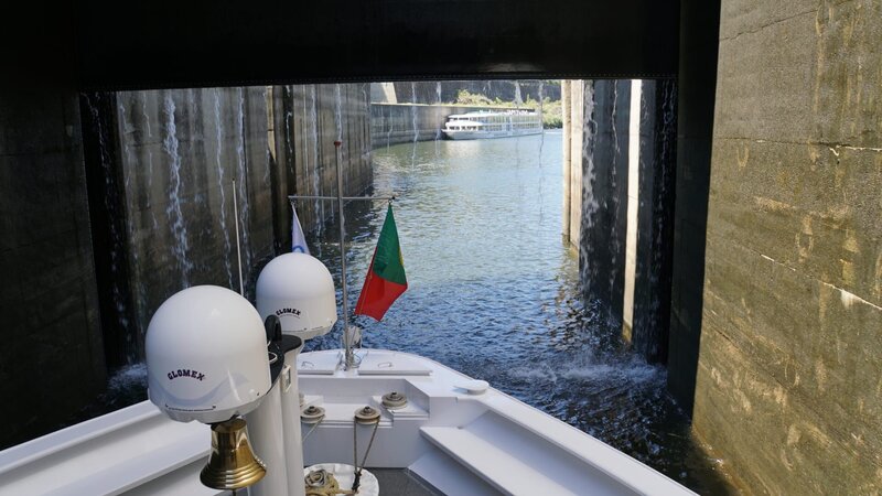 Das Schiff muss durch die Bagauste Schleuse fahren. Hier wird die Tür hochgefahren. – Bild: Bewegte Zeiten Filmproduktion GmbH/​BR/​Deborah Stoeckle