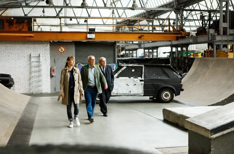 Edwin liegt mit Grippe im Bett, deswegen rückt Polizeipräsident Plocher (Michael Prelle, r.) aus, um Vicky Adam (Katja Danowski, l.) und Günther Hoffmann (Peter Lerchbäumer, M.) zu unterstützen. – Bild: ARD/​Kai Schulz