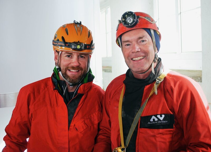 Moderator Nik Hartmann mit Höhlenforscher Martin Trüssel – Bild: ZDF/​SRF