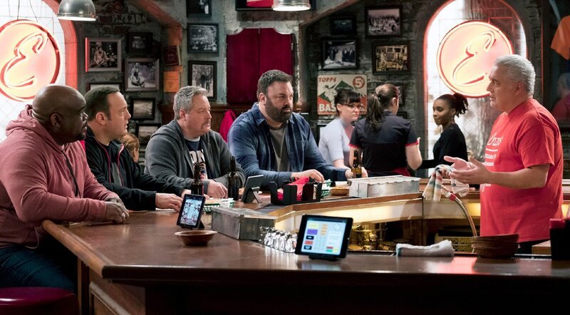 V.l.: Tyrone ‚Goody‘ Goodman (Leonard Earl Howze), Kevin Gable (Kevin James), Kyle Gable (Gary Valentine), Mott (Christopher Brian Roach), Enzo (Joe Starr) +++ Die Verwendung des sendungsbezogenen Materials ist nur mit dem Hinweis und Verlinkung auf RTL+ gestattet. +++ – Bild: RTL /​ Sony Pictures Television Inc. and CBS Studios Inc.
